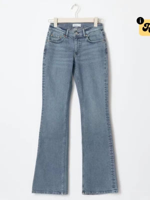 Blå bootcut jeans med låg midja - Säljer ett par ljusblå bootcut jeans med låg midja och klassiska fem fickor. Jeansen har en lätt tvättad look och är tillverkade i denim med lite stretch för skön passform. Perfekta för dig som gillar en avslappnad men trendig stil.