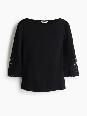 Svart blus med spetsdetaljer - Skitsnygg jättepopulär svart, trekvartsärmad tröja med spets i ärmarna från H&M🥰 Storlek M, endast använd en gång. Säljer endast då den är lite för stor för mig💓 Skriv för fler bilder😇😇