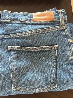 Blå raka jeans från Gant - Klassiska blå jeans från Gant med raka ben och hög midja. 