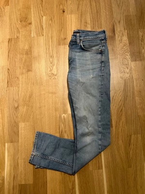 Nudie Jeans - Storlek W30/L30 - Stilrena Nudie jeans för män till salu, modellen är ”Lean-Dean”. Storlek Waist 30 / Lenght 30. Nyskick, förekommer inga defekter. Hör av dig vid intresse/frågor. PRIS KAN DISKUTERAS!