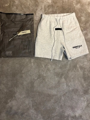 Essentials grå shorts - Tja säljer den här essientials bomulls shortsen. Den är jätte sköna med bomull. Storleken är S. Texten är skriven i bomull.Fick dem i present.vet ej om real.