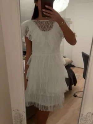 Vit klänning  - Vit klänning från bubbelroom i storlek XXS endast använd några timmar❤️
