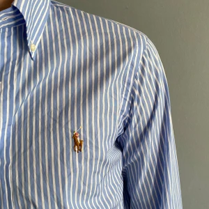 Raffe skjorta  - Randig Ralph lauren skjorta Linneskjorta i mycket bra skick, storlek xs men sitter som en S han på bilden är 182, tveka inte att kontakta vid eventuella frågor 😀
