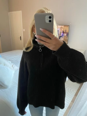 Brun stickad tröja från Vero Moda - Mysig brun stickad tröja från vero moda halv dragkedja och hög krage. Tröjan har en avslappnad passform och långa ärmar. I storlek XS💓