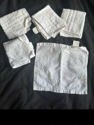 5 st vita små handdukar  - Perfekt att ha till ansiktet  Helt nya, endast tvättade en gång  Aldirg använda!
