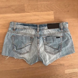 jeansshorts - Snygga vintage lågmidjade shorts ifrån ONLY, i mycket gott skick💕 storleken är W26 L32, men se mått på bilderna.