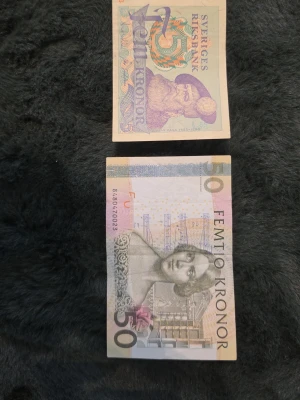 Svenska sedlar, äldre och nyare - Samling med svenska sedlar: en 5-kronorssedel, en 50-kronorssedel samt två olika 100-kronorssedlar. Sedlarna har olika motiv och färger, bland annat porträtt och historiska inslag. Perfekt för dig som samlar på valuta eller gillar nostalgi.                                                                Sammanlagt är dessa 2055kr vid frågor eller bilder säg gärna till.