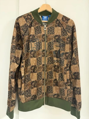 adidas Originals Camo Tracktop L – Vintage - Säljer en adidas Originals Camo Tracktop. Storlek: L Vintage från ca 2014-2015.