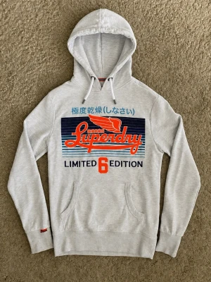 Superdry Hoodie Grå - Superdry Hoodie Limited Edition Grå - Väldigt fräscht och fint skick. - Storlek: S - Pris: 499kr - Först till Kvarn.