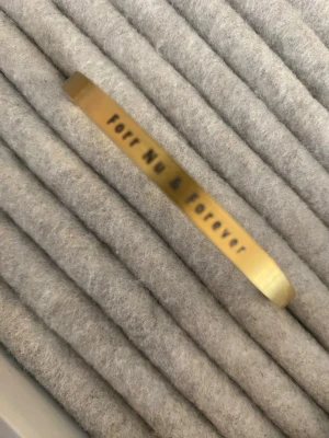 Guldfärgat bangle armband  - Jätte fint guld armband med texten 'Förr Nu & Forever' ingraverat på! Har använt det en gång och det är i mycket bra skick, köpte det på vikiicom! 💕