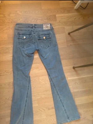 Blå bootcut jeans True Religion - Storlek 36 använda typ 2 gånger