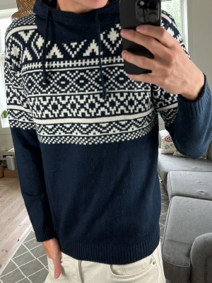 Mönsterstickad Hoodie Mörkblå  - Trendig och väldigt stilren! Mått: A:55 B:53 C:47 D:65 (cm) Skriv vid fundering! 😇🙌
