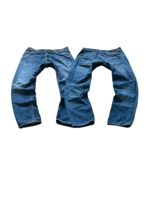 Blåa Nudie Steady Eddie Jeans Storlek W33 L34 - Mycket fina Nudie Jeans i blå färg. | Jeansen är i mycket bra skick och sparsamt använda. |  Äkta som allt annat jag säljer! ✅ |  Storlek: W33 L34 | Skick: Mycket Bra Skick - har en del slitningar och mindre hål (SE BILDER) | Färg: Blå | Märke: Nudie | Modell: Jeans |   Hör gärna av dig vid frågor så svarar jag så fort jag kan! 😁 |  (SKU - 262)