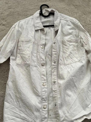 Vit overshirt med fickor - Bra skick men skrynklig pga legat i garderoben  men du kan enkelt fixa det med att stryka den . Storlek 170( passar mig som har storlek S)