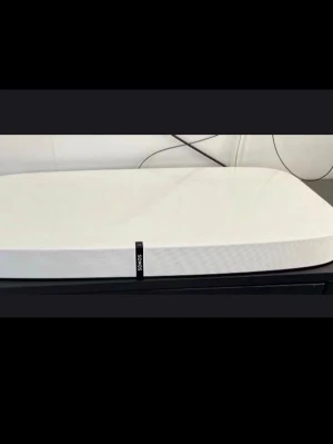 Vit Sonos trådlös högtalare - Snygg vit trådlös högtalare från Sonos med modern, rektangulär design. Högtalaren har en stilren tygfront och diskret logotyp på framsidan. Perfekt för att streama musik trådlöst och smälter in i de flesta rum tack vare sin minimalistiska look.