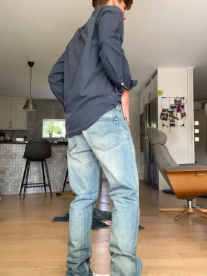 Levi’s 508or  - Tjenare!! Säljer nu ett par riktigt goa levi’s 508or, dem ä i prima skick förutom ett litet hål i skrevet, men som på bilderna så syns ej det när man har på sig dem, även extremt lätt att fixa om man skulle vilja. Hör av dig vid minsta fråga👍🫵