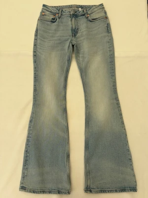 Flare Jeans - Blå mid-rise flare jeans från Weekday i modellen Flame. Aldrig använda💞
