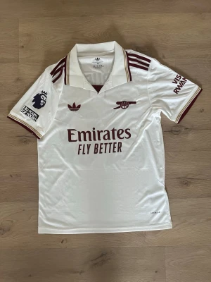 Arsenal 25/26 tredje - Helt ny aldrig använd Arsenal T-shirt med madueke på ryggen. Hör av er vid frågor eller funderingar!
