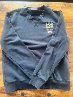Svart Morris tröja - Säljer min Morris tröja för den är för liten. Den är i helt nytt skick. Den är storlek M och passar perfekt nu till ett par jeans till hösten.