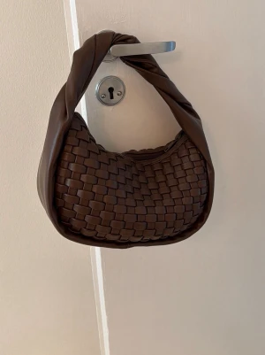 Brun flätad väska från NAKD - Brun flätad väska från NAKD. Perfekt inför hösten🤎 medelstor 