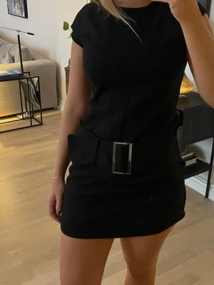 Svart miniklänning  - Världens snyggaste miniklänning med bälte! Passar bra på mig som är 1,62 och vanligtvis bär S-M!🖤
