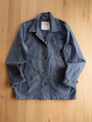 Le Mont St Michel, size M - Snygg blå overshirt jacka från Le Mont Saint Michel i bomull. Klassisk krage, tre utanpåliggande fickor och knäppning framtill med kontrastsömmar. Perfekt lager på lager och enkel att styla till olika outfits.