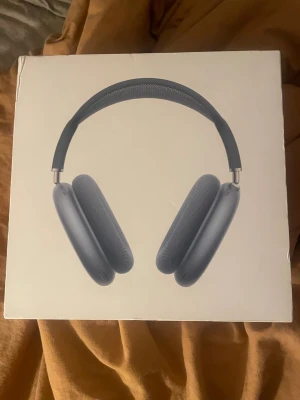 Apple Airpods Max  - AirPods Max i blå färg, köpta i julas förra året som present. Endast använda ett fåtal gånger och i mycket gott skick. Garanti finns kvar till 12 december. Originalbox medföljer, men har några mindre bucklor på ett hörn. Säljs då jag främst använder mina vanliga AirPods.