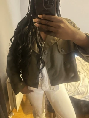 Grön trench coat - Fin jacka från hm! Perfekt ny till hösten:)