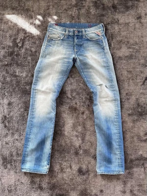 Vintage blå jeans - Snygga vintage blå jeans fran Replay. W29 L34. inga häl och 7/10 skick. Mitt pris: 500kr 