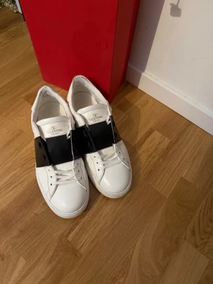 Valentino opens - Hej, jag säljer dessa otroligt snygga valentino opens i fint skick! Skorna är endast använda i 6 månader. Självklart äkta!✅Storlek 42,5