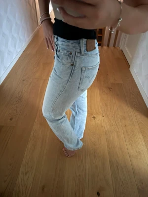 Ljusblå raka jeans med hög midja - Säljer ett par ljusblå jeans med rak passform och hög midja Perfekta för en avslappnad och trendig look. Materialet är denim i bomull. 
