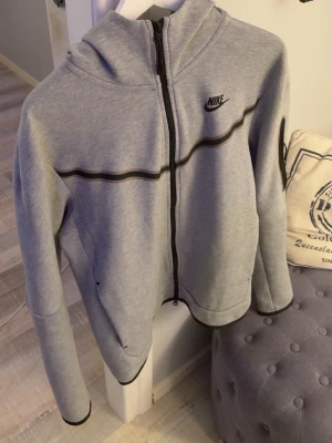 Nike Tech fleece - Äkta nike tech fleece!!! Storlek M. Inga dolda fel, fint skick.