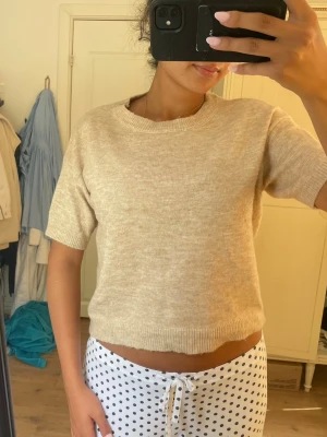 Stickad T-shirt  - Använd några gånger men i bra skick