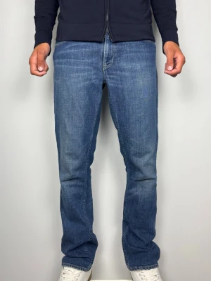 Ralph Lauren Blue Label Authentic Denim Straight Jeans W32 L32 - Ralph Lauren Blue Label Authentic Denim jeans med läderpatch bak och riktigt fin rak passform. Färg: Blå Passform: Straight Storlek: W32 L32 Skick: B Grade Mått [platt] (±1 cm): A: 44,5 cm B: 103 cm C: 28 cm D: 21 cm Passar relativt bra på mig i bilden som är 189 cm lång (men något korta), men förlita er inte blint på det utan kolla måtten ovan o jämför. Tveka inte att höra av dig vid frågor eller funderingar. Skickas snabbt!