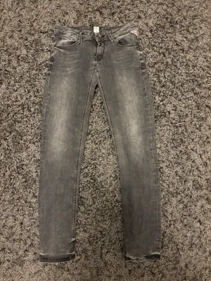 Grå slim jeans med fem fickor - Snygga grå jeans från replay i modellen rockxanne. Storleken är W28 L32. Hör av er vid frågor och intresse!