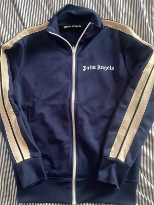 Palm angels zip - Palm Angels kofta i storlek S ~ köpt på Farfetch ~ bevis finns ~ inga som helst defekter skick 10/10 ~ pm vid frågor ~ pris går att diskutera