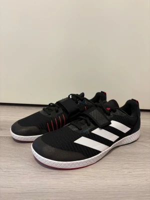 Adidas training shoes - ADIDAS THE TOTAL Malli: IH8240 Koko: 46 Ovh: noin 120€  Kengät juuri pesty.  Postitus/nouto kuntosali crossfit gym