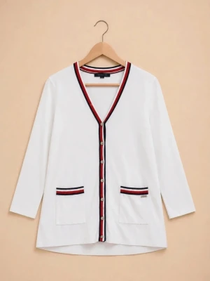 Tommy Hilfiger Kofta Y2K  - Snygg vit kofta från Tommy Hilfiger med knappar framtill och två fickor. Ränder i rött, vitt och marinblått längs kanterna och vid fickorna ger en klassisk look. Perfekt till jeans eller kjol. Materialet känns mjukt och lätt.