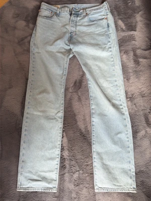 Levis 501 - Säljer ett par Levis 501 använda 2 gånger storlek 33/34 