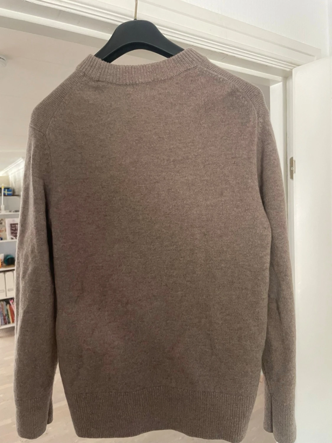 Beige stickad tröja med rund hals - 1