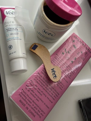 Veet hårborttagningskit - Komplett hårborttagningskit från Veet. Hårborttagningskräm för känsliga områden + spatel. Vax + träspatel och vaxpapper/remsor. 
