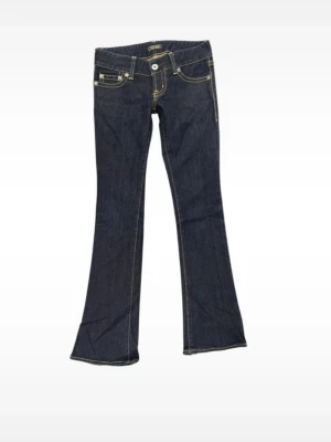Mörkblå bootcut jeans med kontrastsömmar - Snygga mörkblå bootcut jeans med tydliga kontrastsömmar och fem fickor. Jeansen har låg midja och dekorativa detaljer på bakfickorna. Tillverkade i klassisk denim som ger en tidlös look.