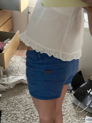 Jättefina vintage shorts - Super coola shorts med jättefina fickor. De är vintage och köpta i Spanien, skulle uppskatta storlek S. De är använda fåtal gånger och därför i bra skick. Skriv vid fler frågor🩷🩷