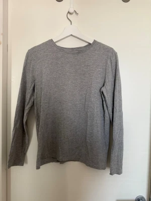 Grå långärmad T-shirt  - Grå långärmad T-shirt från H&M storlek S✨