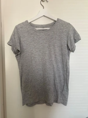 Grå T-shirt  - Grå T-shirt från Lager 157. Egentligen i barn storlek 150 men sitter som en xs/s💕