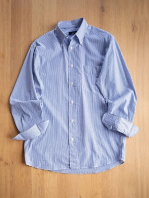 Blue Button Down shirt, size M - Klassisk blårandig skjorta med lång ärm och bröstficka. Skjortan har button-down krage och vita knappar framtill. Tillverkad i bomull för en skön känsla och stilren look. Perfekt till jeans eller chinos.