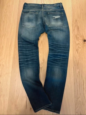 Earnest sawn selvedge jeans - Säljer ett par nya Earnest sewn selvedge jeans!!! Jeansen är oanvända med tagsen har jag tagit av eftersom jag trodde att jag skulle använda dem!!! Otroligt snygga slitningar! Midja 40cm Längd 106cm Benöppning 17cm!! Skriv vid funderingar 👌