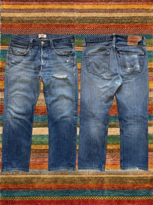 *Straight Fit* Levi’s 501 - Ett par extremt snygga Levi’s jeans med en trevlig wash! Modellen kallas 501 och är rak! Passar storlek 32/30, utgå från måtten på sista bilden. Reparerade i grenen vilket inte märks alls vid användning. Hör av dig vid frågor! 