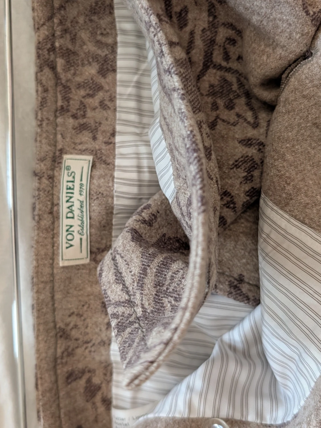 Beige kjol med knappar och mönster - 2