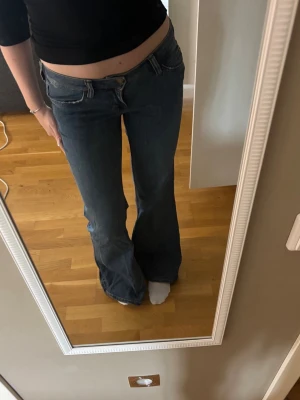 Cheap monday jeans flared - Blåa Cheap Monday jeans i flared modellen med låg midja. Cheap Monday lappen där bak har jag tagit bort😊Knappt använda och slutsålda i denna storlek, skriv vid frågor💕